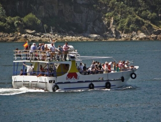 barco lleno de turistas navegando